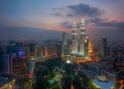 -飙车与绿茵场的双线叙事，当F1新赛季在引擎咆哮中起跑，丹麦足球正用高压写就绿茵风暴