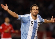 英雄联盟总决赛门票-姆巴佩如疾风撕裂防线，波兰用剑尖改写命运，当坚韧被一秒击穿