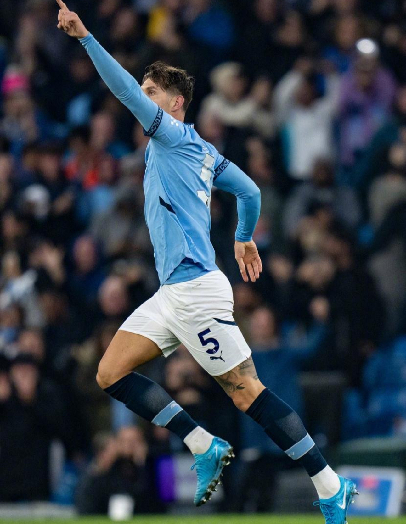 曼城在英超联赛取胜，保持领先优势