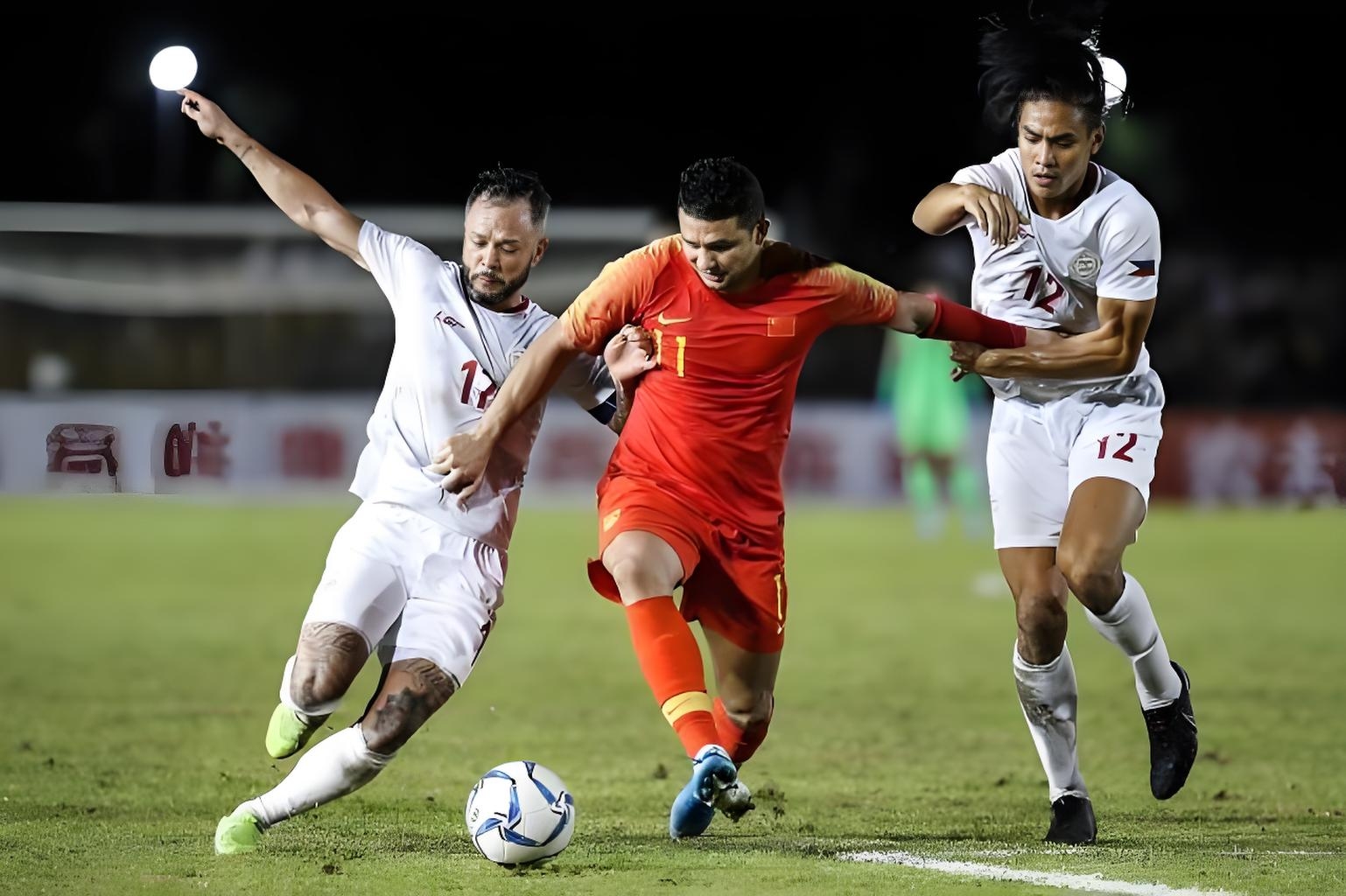 菲律宾女足比赛中展现顽强拼搏