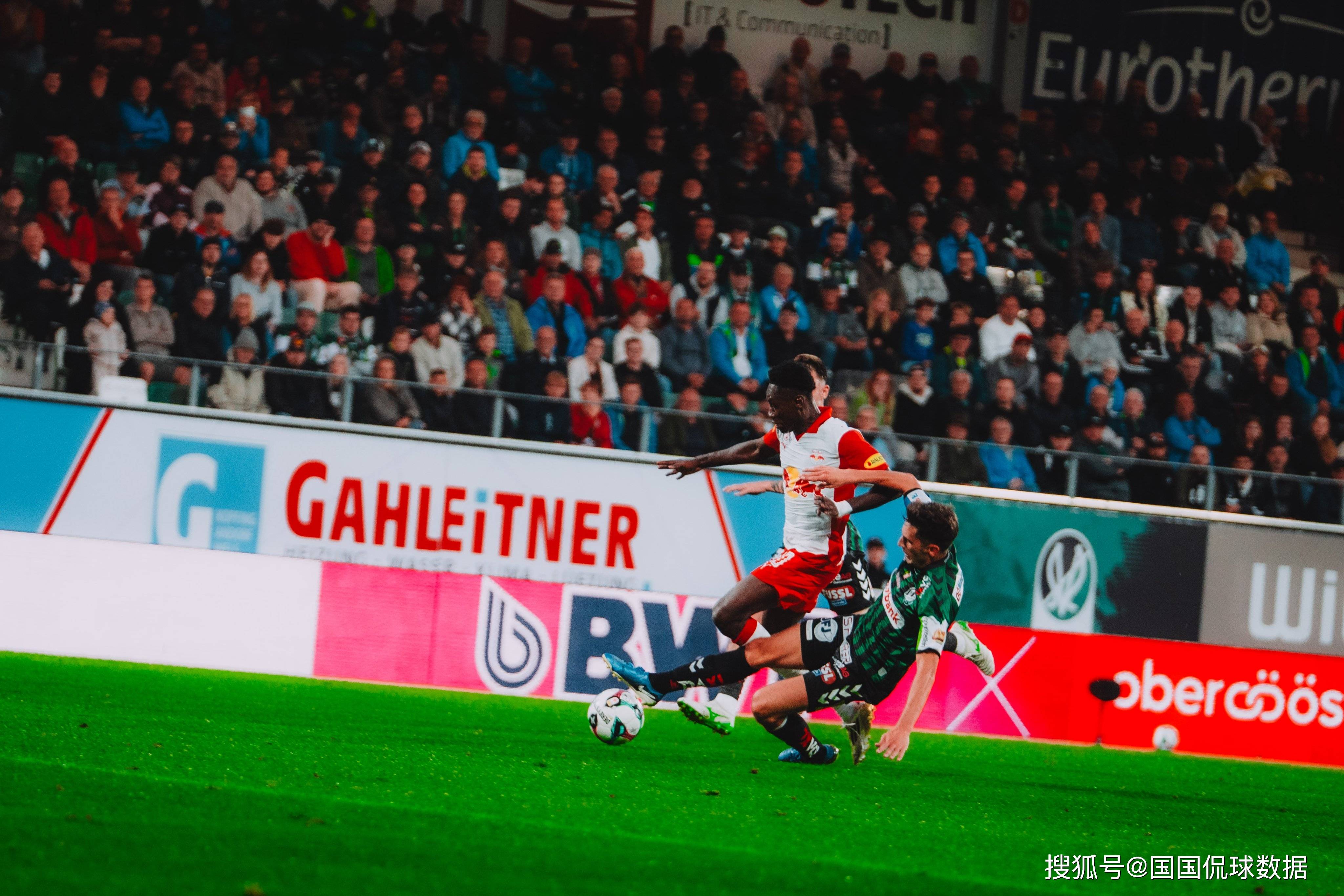 包含萨尔茨堡足球俱乐部凭借团队合作战胜对手的词条