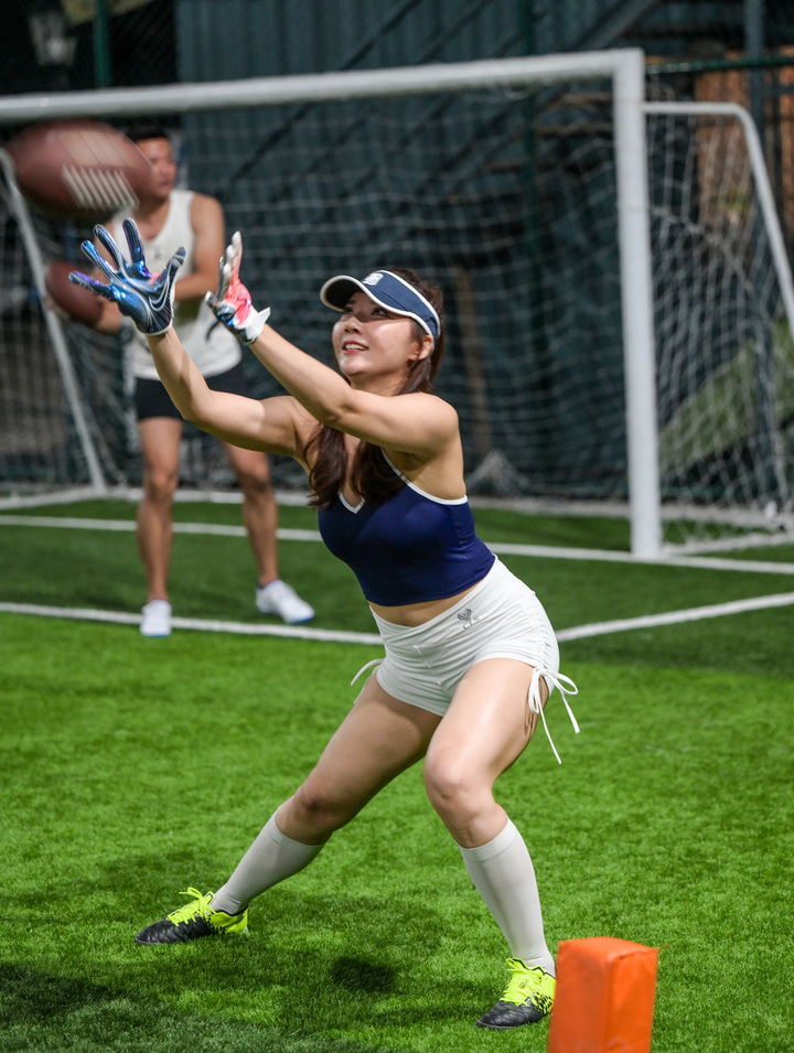 橄榄球热度飙升，网友热议不断